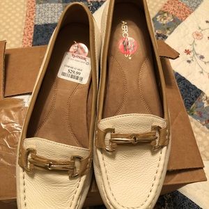 Ladies Aerosole Winter White & Tan Loafers
